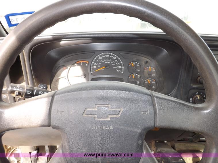 image for item I8332 2006 Chevrolet Silverado 3500 pickup truck cab and chassis