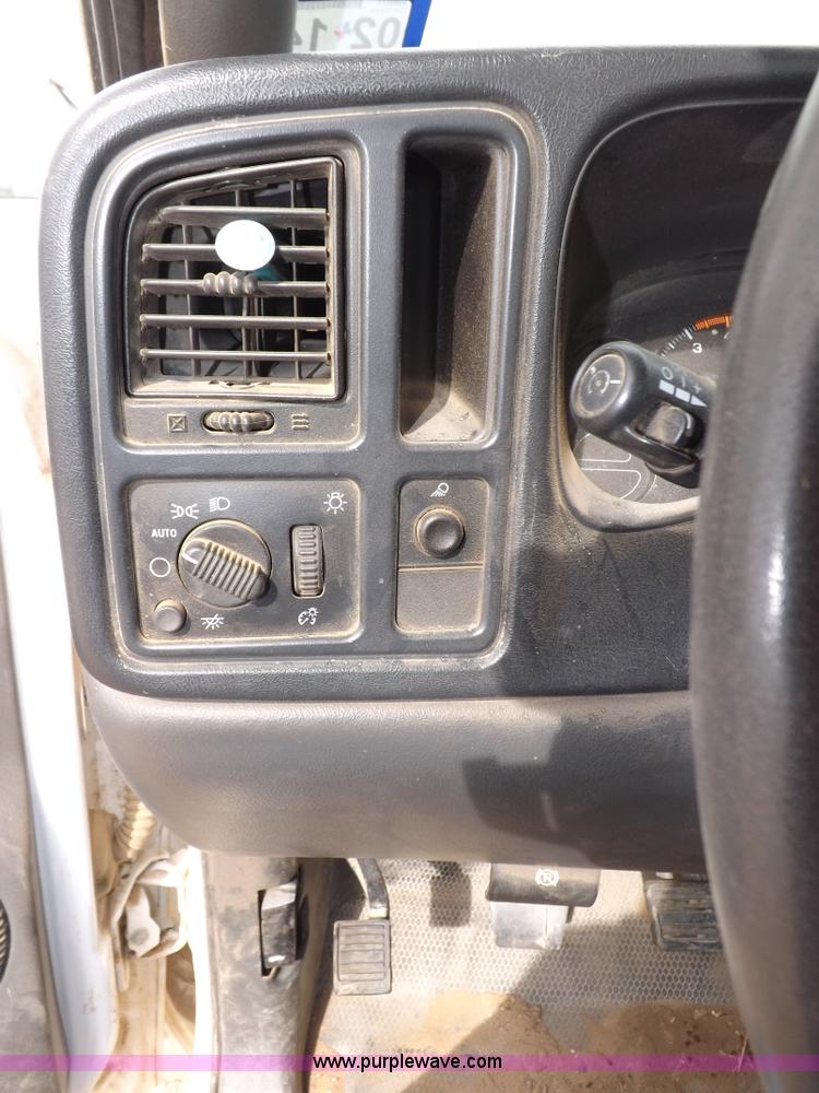 image for item I8332 2006 Chevrolet Silverado 3500 pickup truck cab and chassis