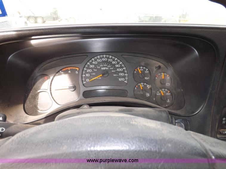 image for item I8332 2006 Chevrolet Silverado 3500 pickup truck cab and chassis