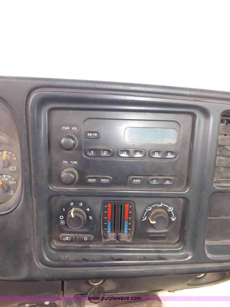 image for item I8332 2006 Chevrolet Silverado 3500 pickup truck cab and chassis