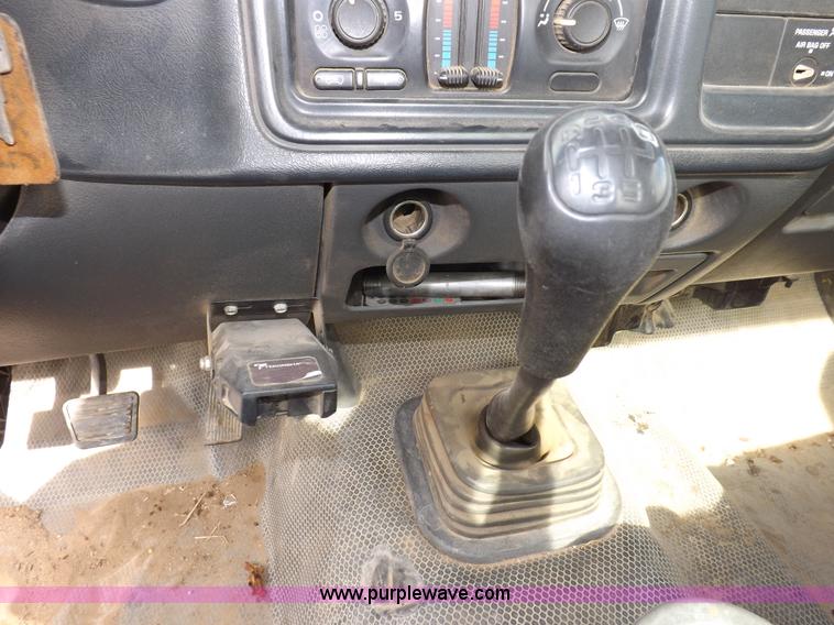 image for item I8332 2006 Chevrolet Silverado 3500 pickup truck cab and chassis