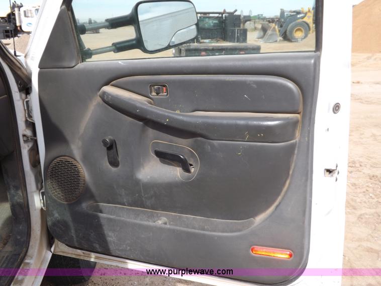 image for item I8332 2006 Chevrolet Silverado 3500 pickup truck cab and chassis