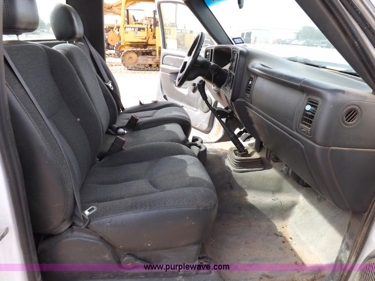 image for item I8332 2006 Chevrolet Silverado 3500 pickup truck cab and chassis