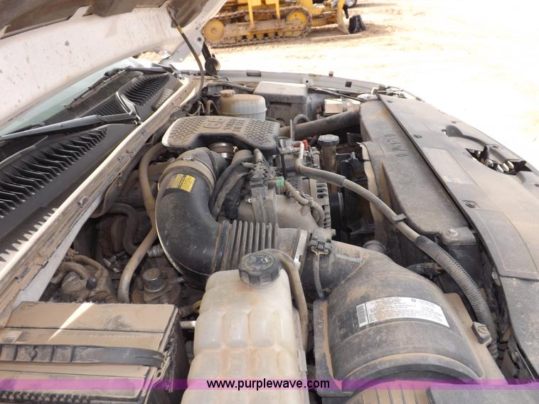 image for item I8332 2006 Chevrolet Silverado 3500 pickup truck cab and chassis