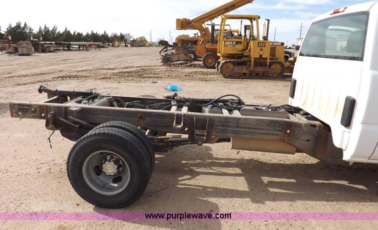 image for item I8332 2006 Chevrolet Silverado 3500 pickup truck cab and chassis