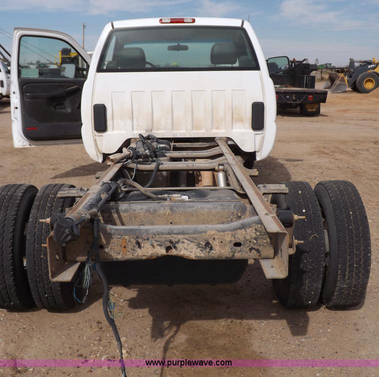 image for item I8332 2006 Chevrolet Silverado 3500 pickup truck cab and chassis