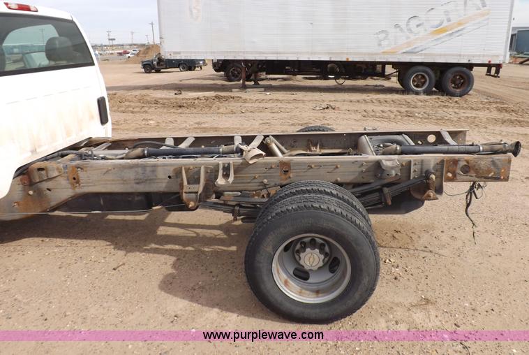 image for item I8332 2006 Chevrolet Silverado 3500 pickup truck cab and chassis