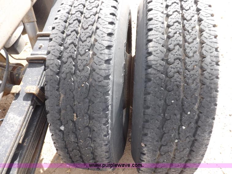 image for item I8332 2006 Chevrolet Silverado 3500 pickup truck cab and chassis