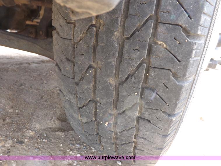 image for item I8332 2006 Chevrolet Silverado 3500 pickup truck cab and chassis