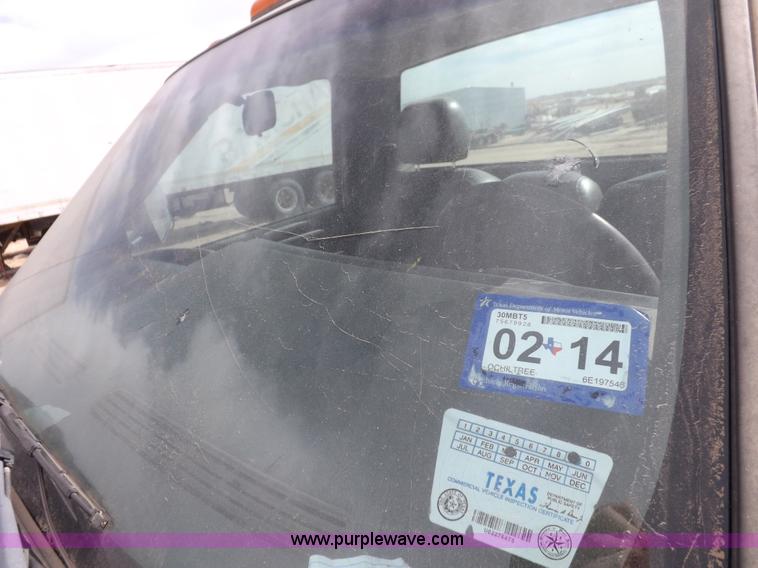 image for item I8332 2006 Chevrolet Silverado 3500 pickup truck cab and chassis