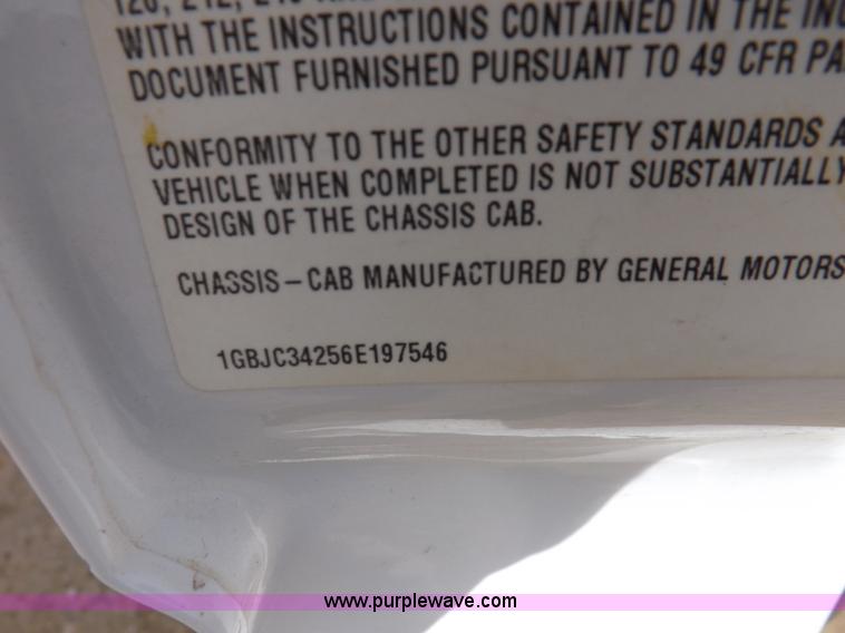 image for item I8332 2006 Chevrolet Silverado 3500 pickup truck cab and chassis