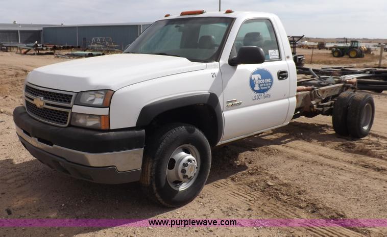 image for item I8333 2005 Chevrolet Silverado 3500 pickup truck cab and chassis
