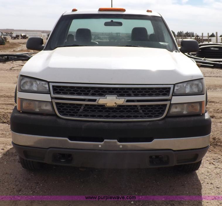 image for item I8333 2005 Chevrolet Silverado 3500 pickup truck cab and chassis