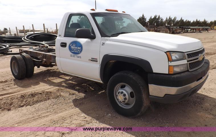 image for item I8333 2005 Chevrolet Silverado 3500 pickup truck cab and chassis