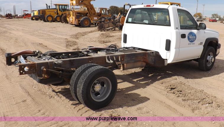image for item I8333 2005 Chevrolet Silverado 3500 pickup truck cab and chassis