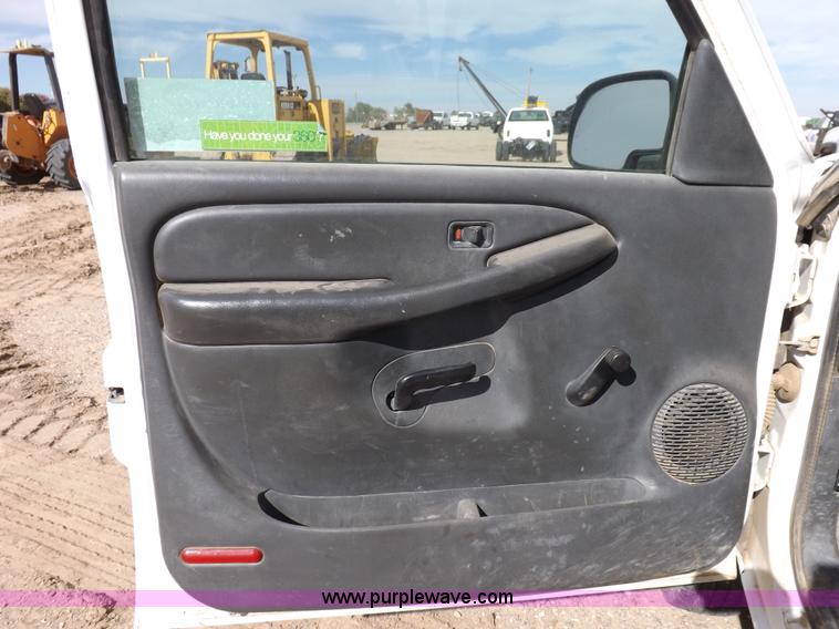 image for item I8333 2005 Chevrolet Silverado 3500 pickup truck cab and chassis