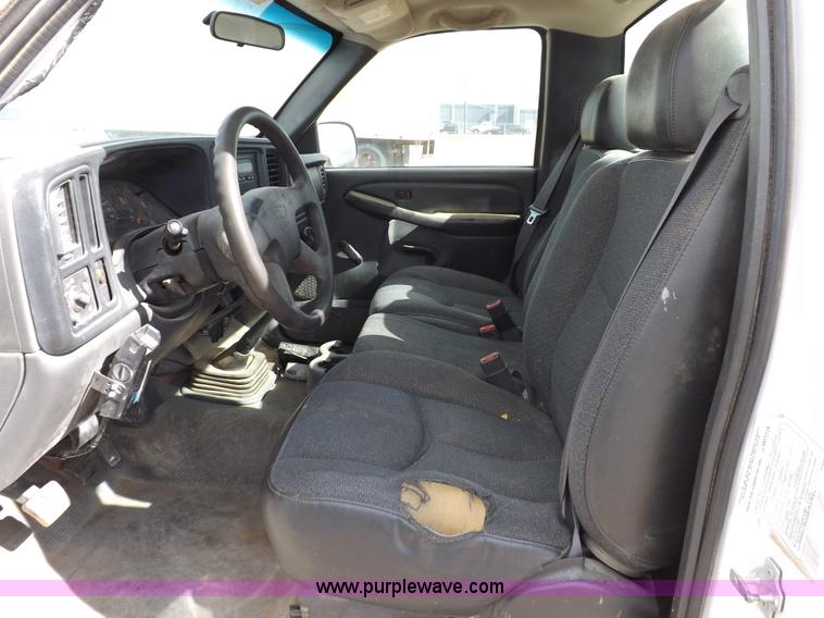 image for item I8333 2005 Chevrolet Silverado 3500 pickup truck cab and chassis