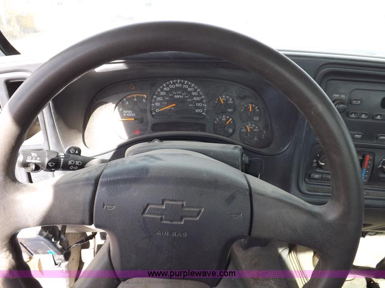 image for item I8333 2005 Chevrolet Silverado 3500 pickup truck cab and chassis