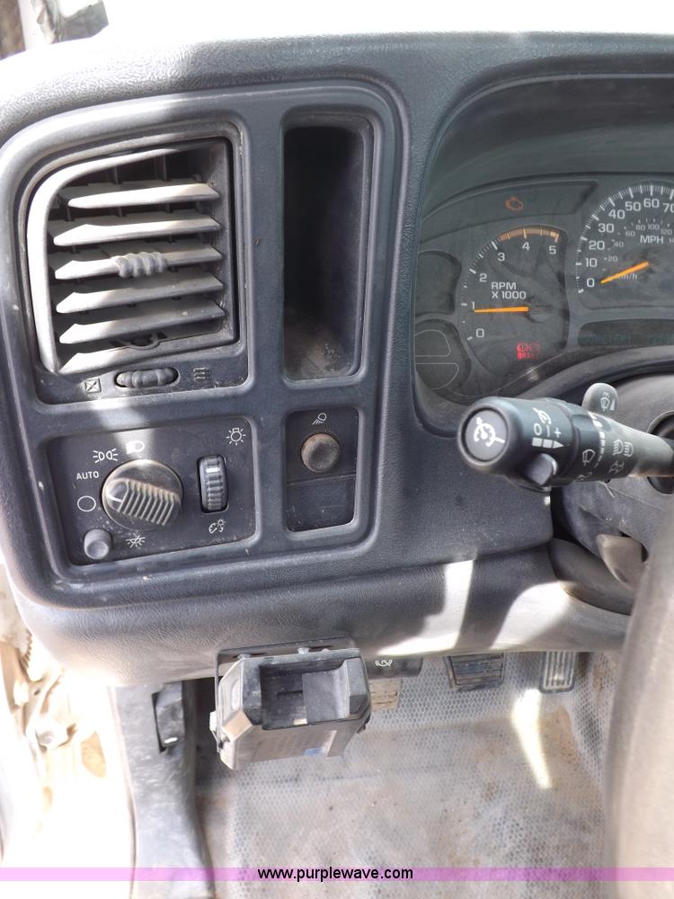 image for item I8333 2005 Chevrolet Silverado 3500 pickup truck cab and chassis