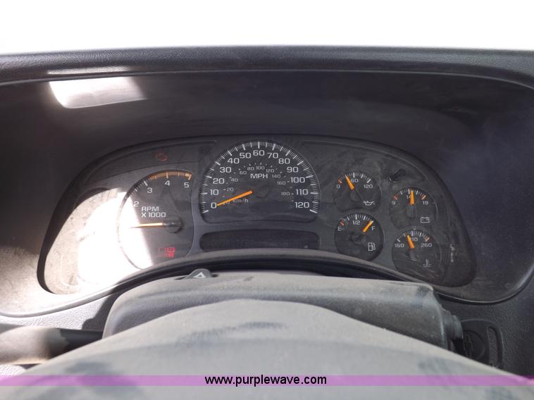 image for item I8333 2005 Chevrolet Silverado 3500 pickup truck cab and chassis