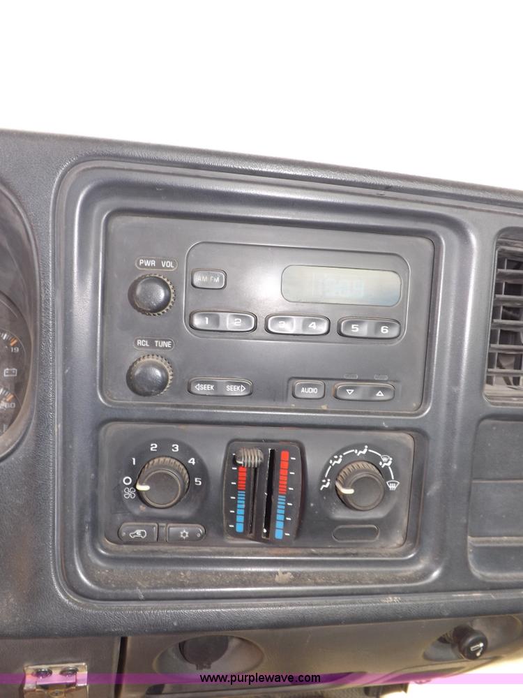 image for item I8333 2005 Chevrolet Silverado 3500 pickup truck cab and chassis