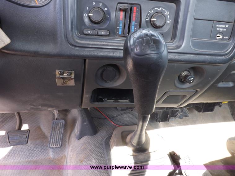 image for item I8333 2005 Chevrolet Silverado 3500 pickup truck cab and chassis