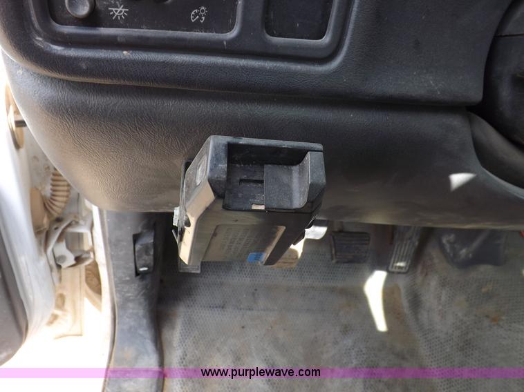 image for item I8333 2005 Chevrolet Silverado 3500 pickup truck cab and chassis