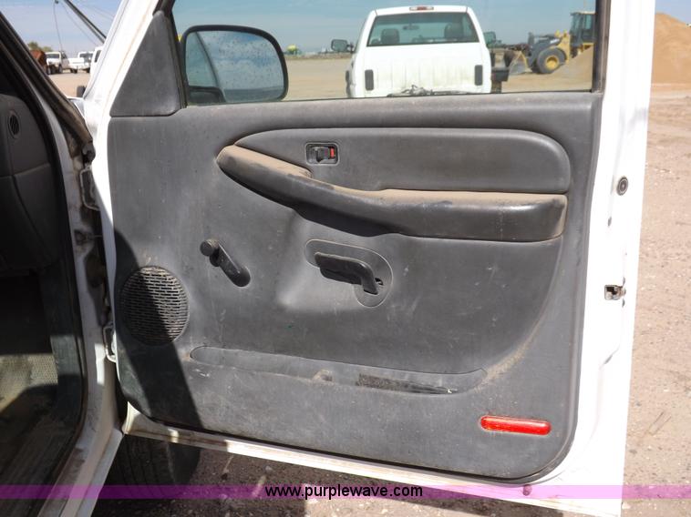 image for item I8333 2005 Chevrolet Silverado 3500 pickup truck cab and chassis