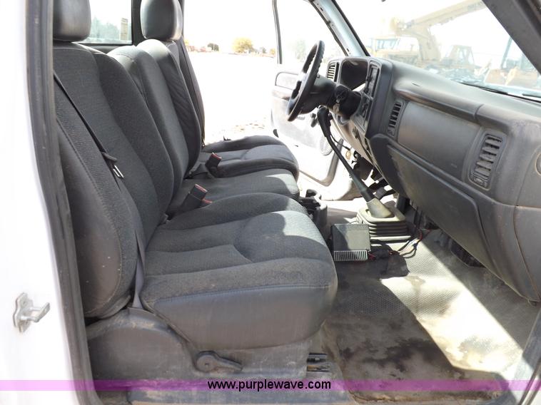 image for item I8333 2005 Chevrolet Silverado 3500 pickup truck cab and chassis