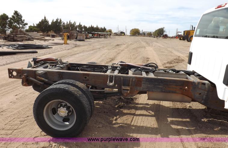 image for item I8333 2005 Chevrolet Silverado 3500 pickup truck cab and chassis