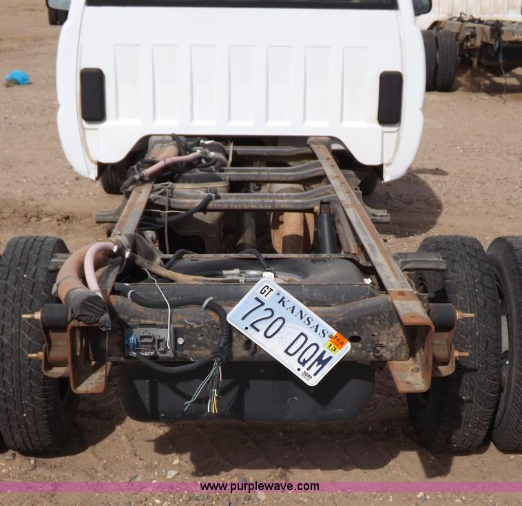 image for item I8333 2005 Chevrolet Silverado 3500 pickup truck cab and chassis