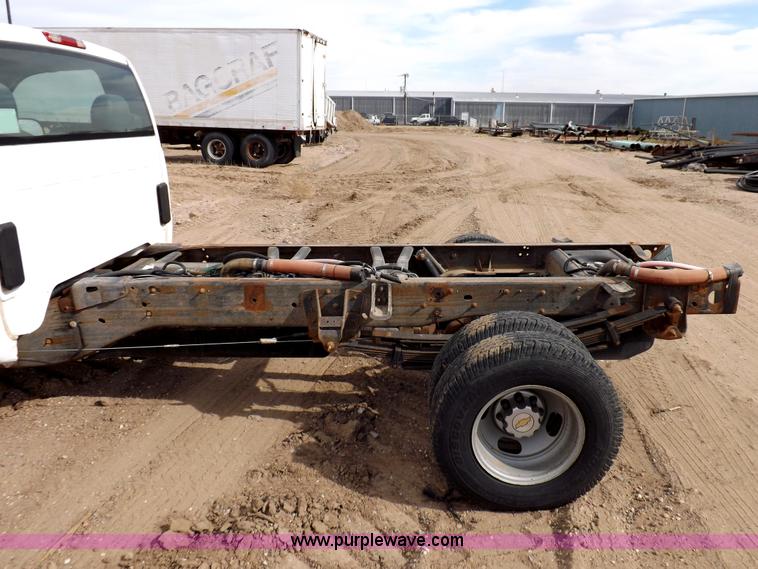 image for item I8333 2005 Chevrolet Silverado 3500 pickup truck cab and chassis