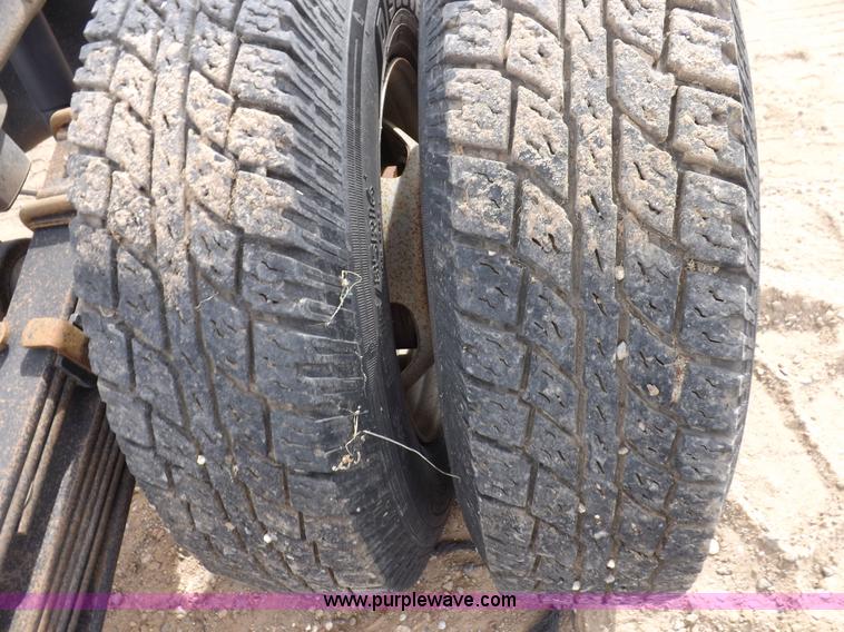 image for item I8333 2005 Chevrolet Silverado 3500 pickup truck cab and chassis