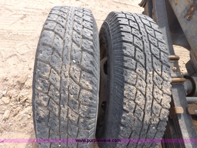 image for item I8333 2005 Chevrolet Silverado 3500 pickup truck cab and chassis