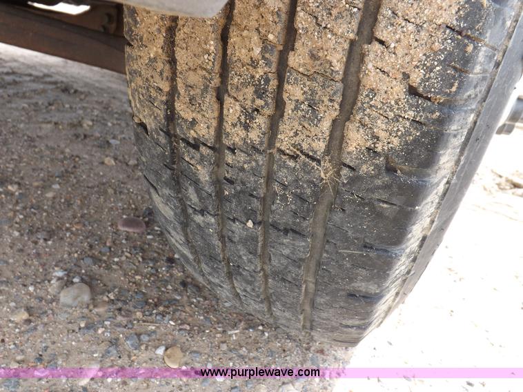 image for item I8333 2005 Chevrolet Silverado 3500 pickup truck cab and chassis