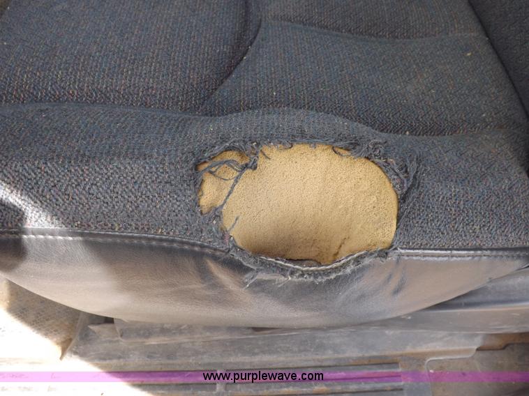 image for item I8333 2005 Chevrolet Silverado 3500 pickup truck cab and chassis