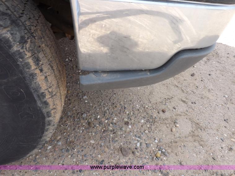 image for item I8333 2005 Chevrolet Silverado 3500 pickup truck cab and chassis