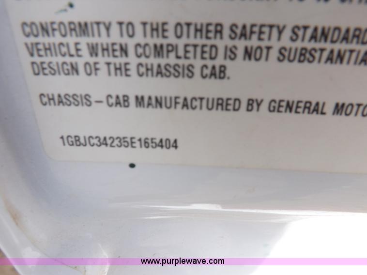 image for item I8333 2005 Chevrolet Silverado 3500 pickup truck cab and chassis