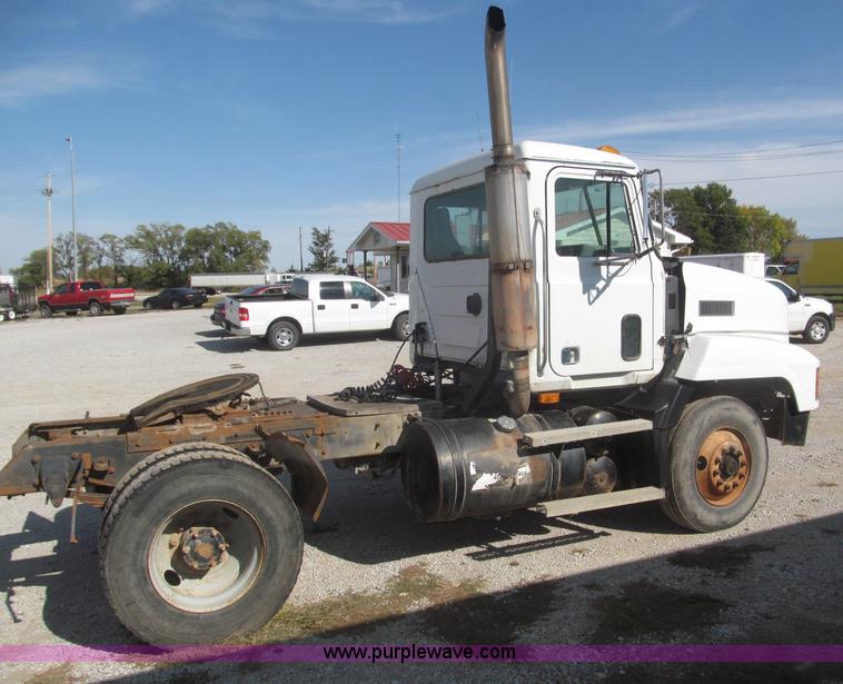 image for item F7149 1990 Mack CH612 semi truck