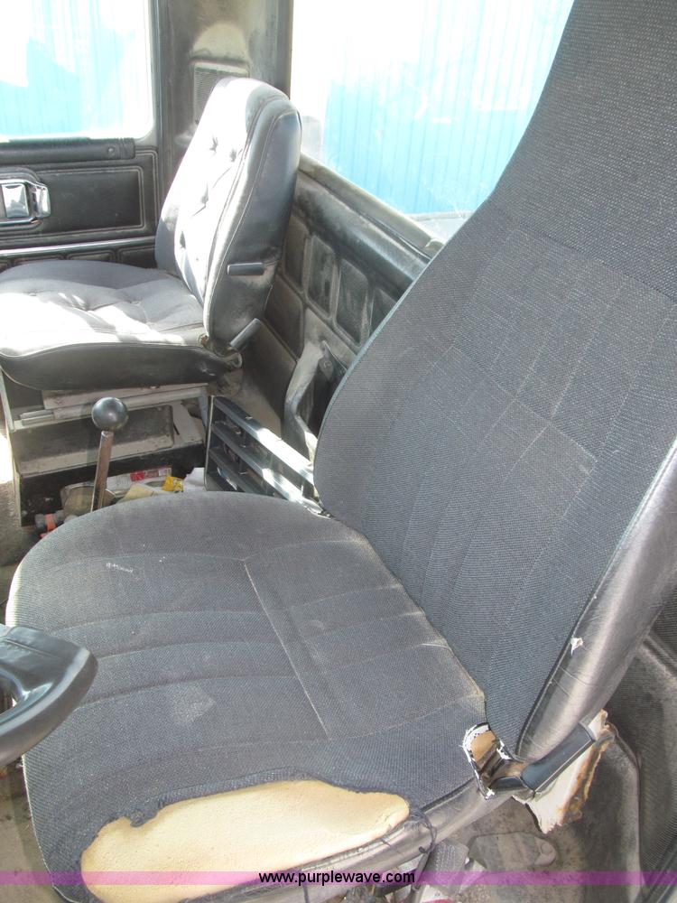 image for item F7149 1990 Mack CH612 semi truck