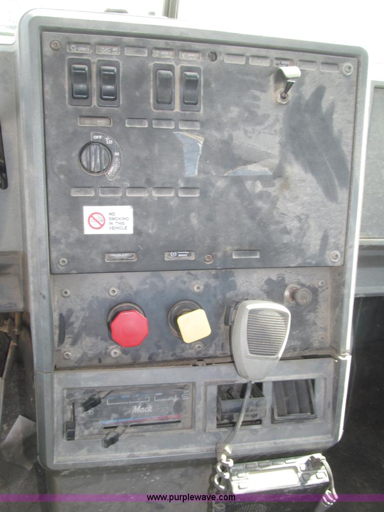 image for item F7149 1990 Mack CH612 semi truck