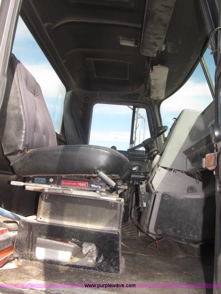 image for item F7149 1990 Mack CH612 semi truck