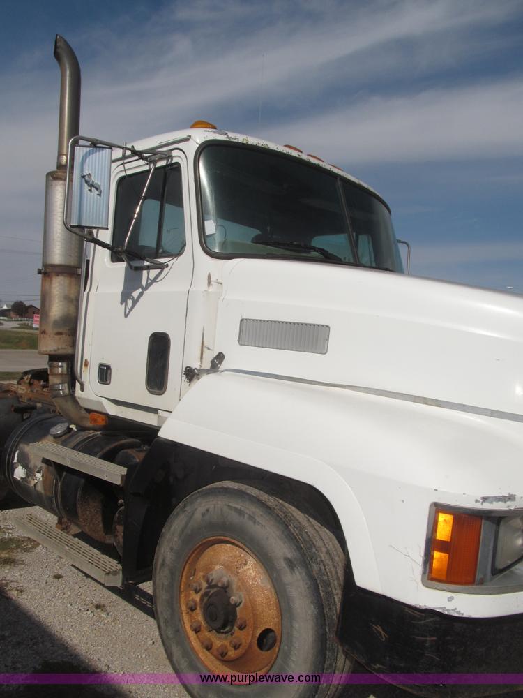 image for item F7149 1990 Mack CH612 semi truck