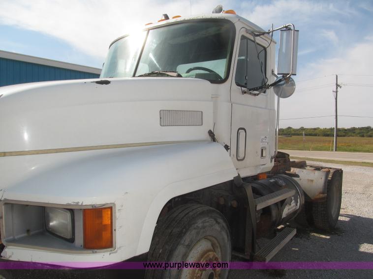 image for item F7149 1990 Mack CH612 semi truck