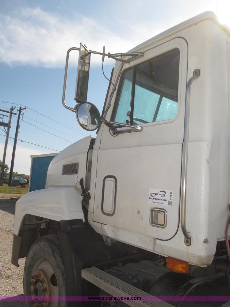 image for item F7149 1990 Mack CH612 semi truck