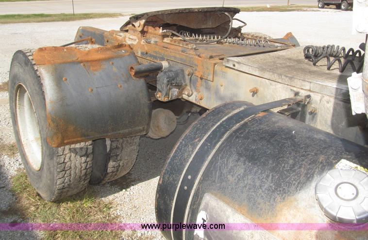 image for item F7149 1990 Mack CH612 semi truck