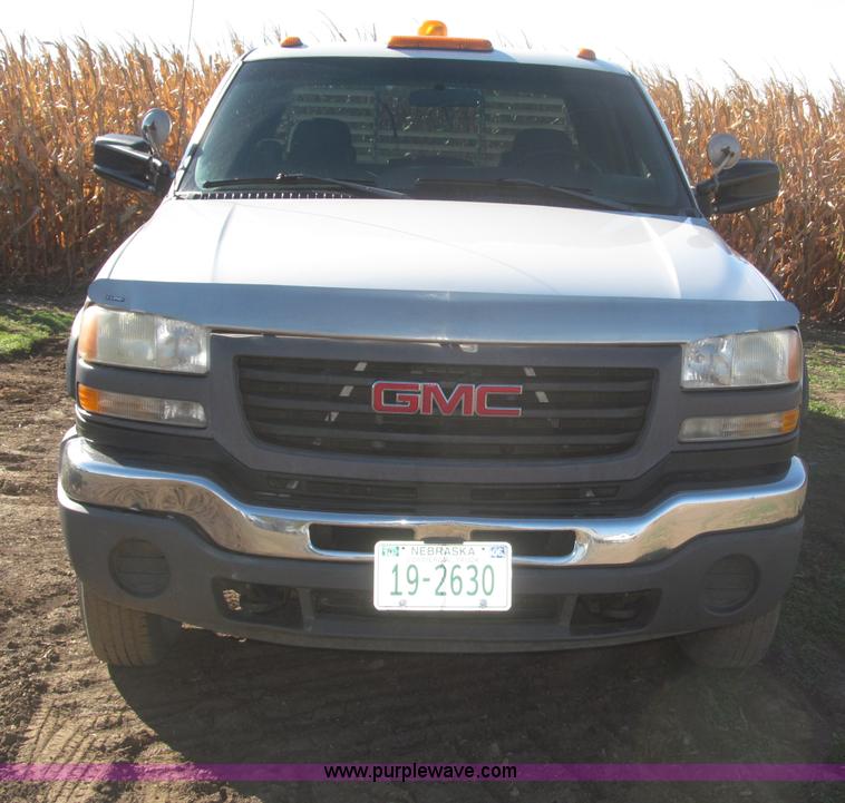 image for item F7161 2003 GMC Sierra 3500 Crew Cab utility truck