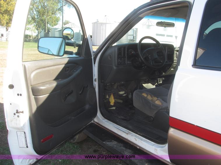 image for item F7161 2003 GMC Sierra 3500 Crew Cab utility truck