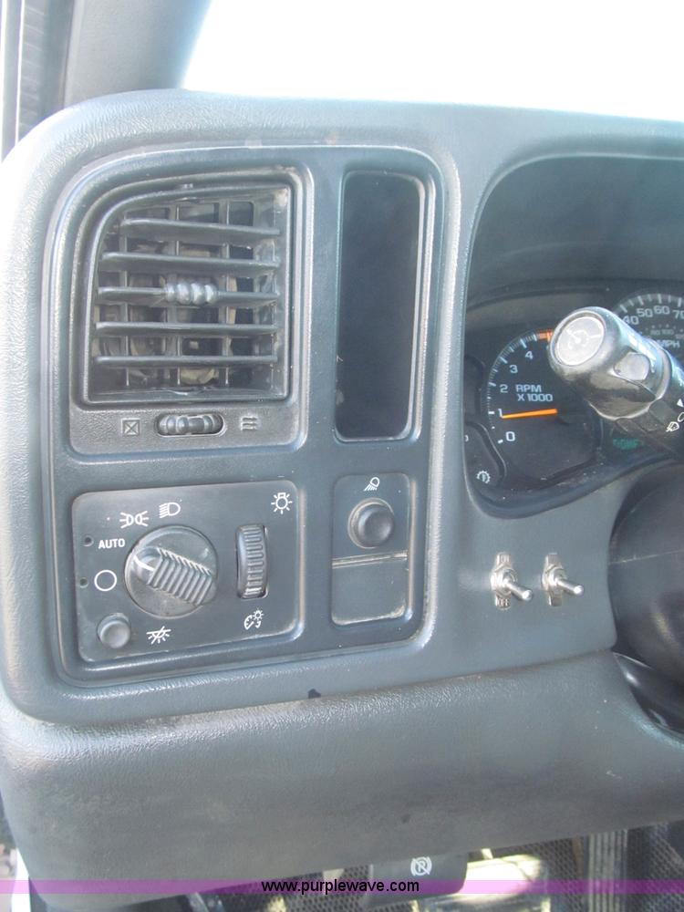 image for item F7161 2003 GMC Sierra 3500 Crew Cab utility truck