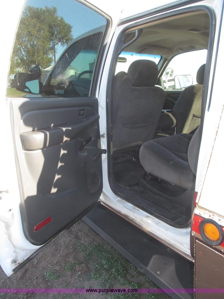 image for item F7161 2003 GMC Sierra 3500 Crew Cab utility truck